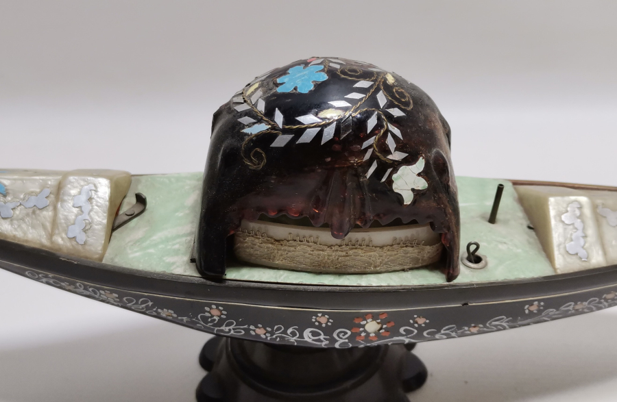 OSMANLI DÖNEMİ SALTANAT KAYIĞI FORMUNDA YAPILMIŞ LATERNALI  MÜCEVHER KUTUSU