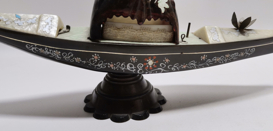 OSMANLI DÖNEMİ SALTANAT KAYIĞI FORMUNDA YAPILMIŞ LATERNALI  MÜCEVHER KUTUSU