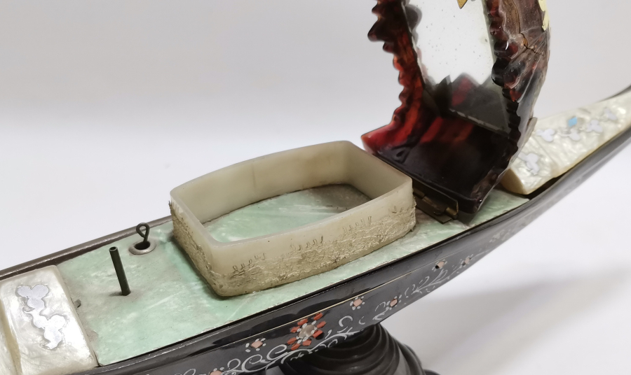 OSMANLI DÖNEMİ SALTANAT KAYIĞI FORMUNDA YAPILMIŞ LATERNALI  MÜCEVHER KUTUSU