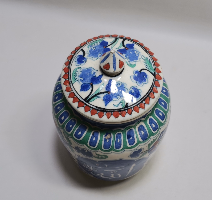 ÜZERİNDE ALLAH YAZILI KÜTAHYA İŞİ EL BOYAMA KAPAKLI MACUN KAVANOZU