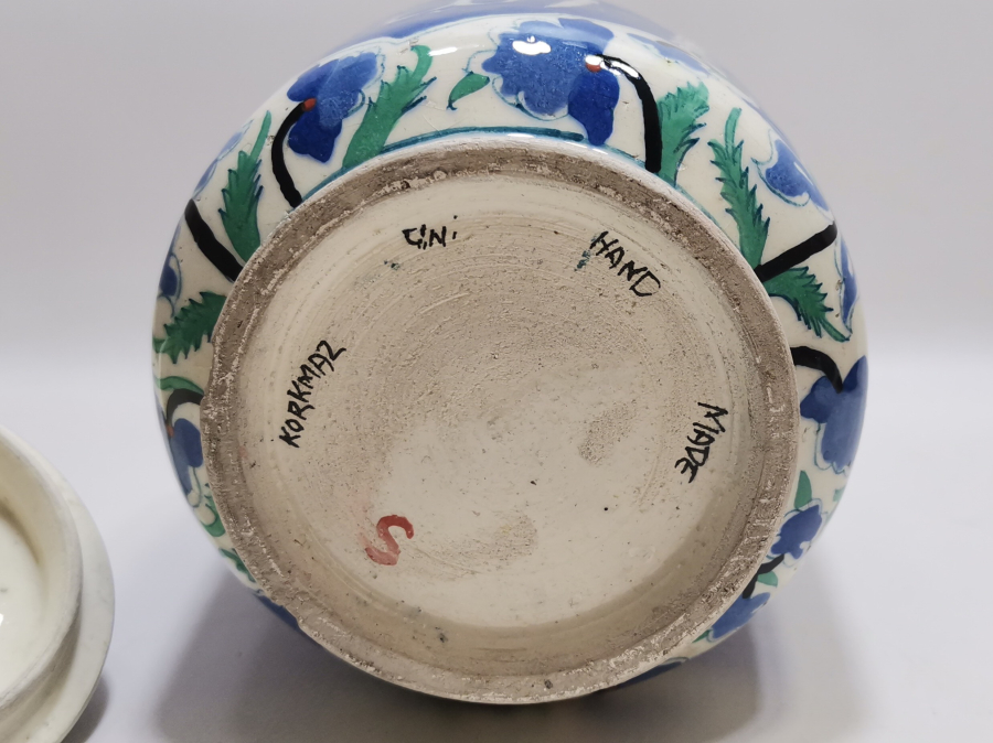 ÜZERİNDE ALLAH YAZILI KÜTAHYA İŞİ EL BOYAMA KAPAKLI MACUN KAVANOZU