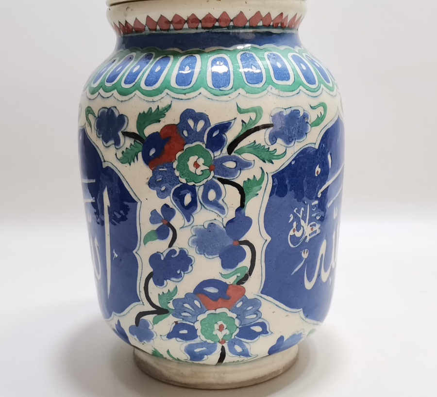 ÜZERİNDE ALLAH YAZILI KÜTAHYA İŞİ EL BOYAMA KAPAKLI MACUN KAVANOZU