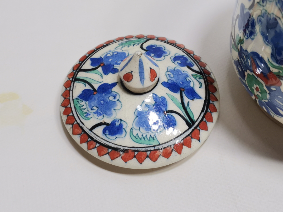 ÜZERİNDE ALLAH YAZILI KÜTAHYA İŞİ EL BOYAMA KAPAKLI MACUN KAVANOZU