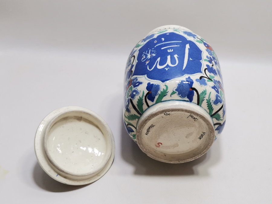 ÜZERİNDE ALLAH YAZILI KÜTAHYA İŞİ EL BOYAMA KAPAKLI MACUN KAVANOZU