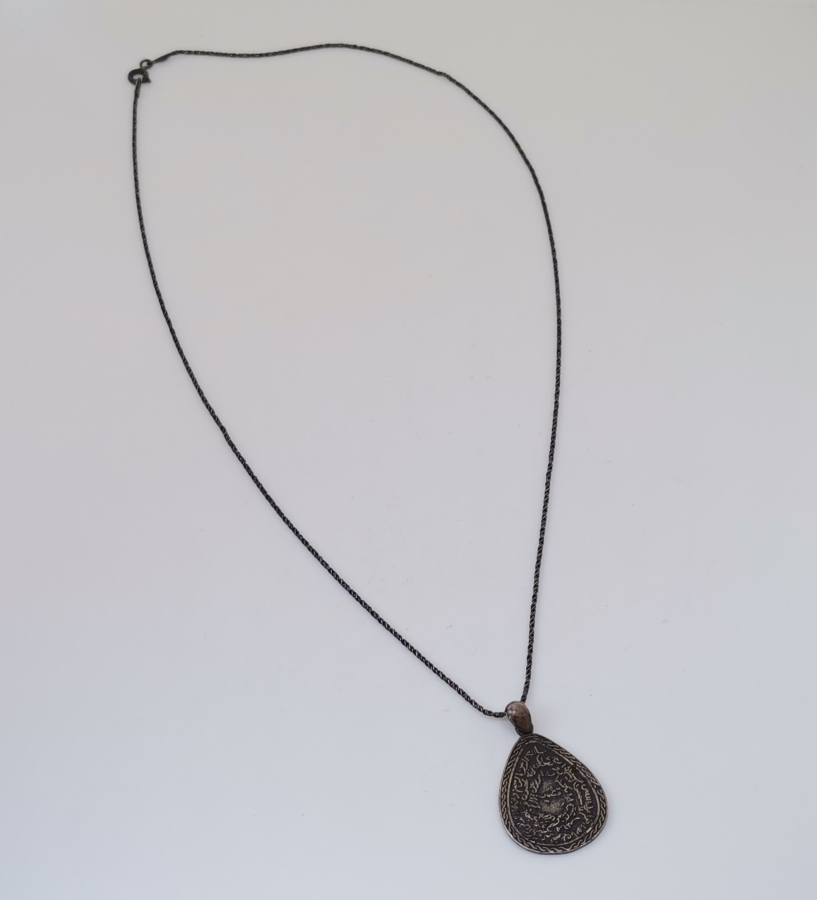 ÜZERİNDE AYET EL KÜRSİ YAZILI ANTİKA GÜMÜŞ KOLYE