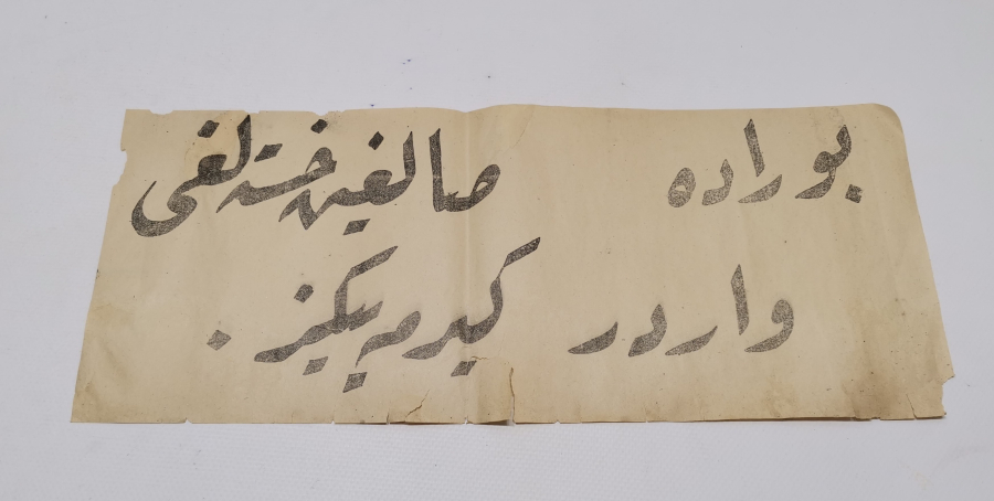 ÜZERİNDE OSMANLICA BURADA SALGIN HASTALIK VAR YAZILI UYARI LEVHASI