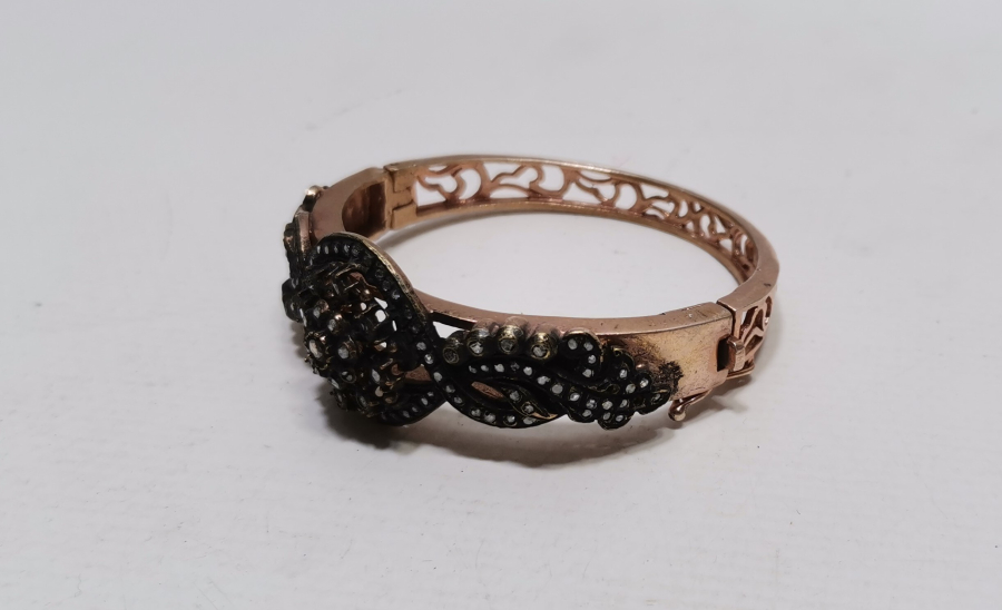 ÜZERİ ELMAS TAŞLI BİLEZİK