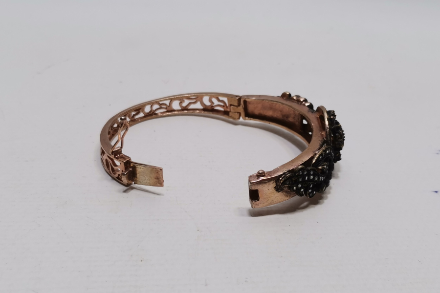 ÜZERİ ELMAS TAŞLI BİLEZİK