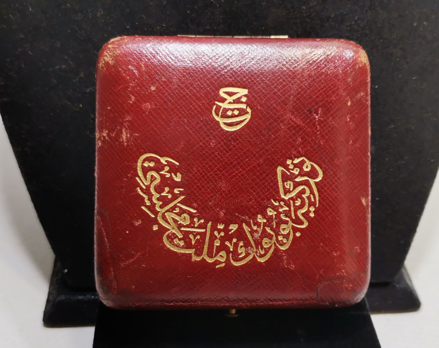 ÜZERİ OSMANLICA YAZILI İLK DÖNEM MİLLET VEKİLLERİNE VERİLEN ÖZEL ALTIN MADALYA KUTUSU