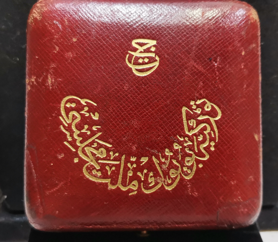 ÜZERİ OSMANLICA YAZILI İLK DÖNEM MİLLET VEKİLLERİNE VERİLEN ÖZEL ALTIN MADALYA KUTUSU