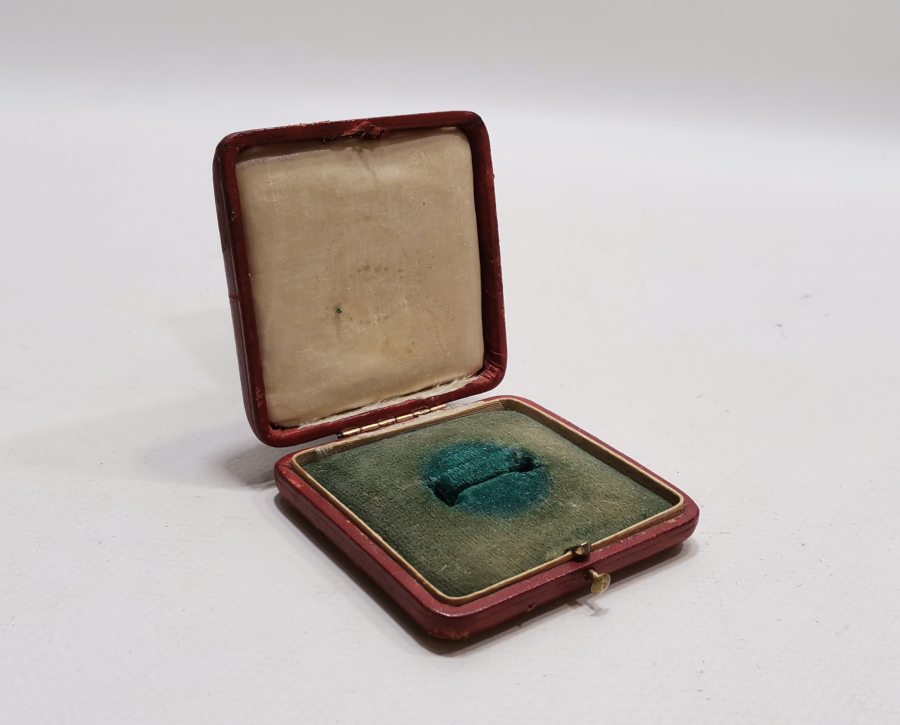 ÜZERİ OSMANLICA YAZILI İLK DÖNEM MİLLET VEKİLLERİNE VERİLEN ÖZEL ALTIN MADALYA KUTUSU