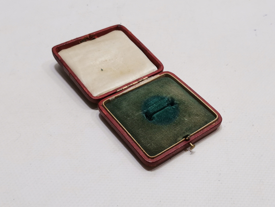 ÜZERİ OSMANLICA YAZILI İLK DÖNEM MİLLET VEKİLLERİNE VERİLEN ÖZEL ALTIN MADALYA KUTUSU