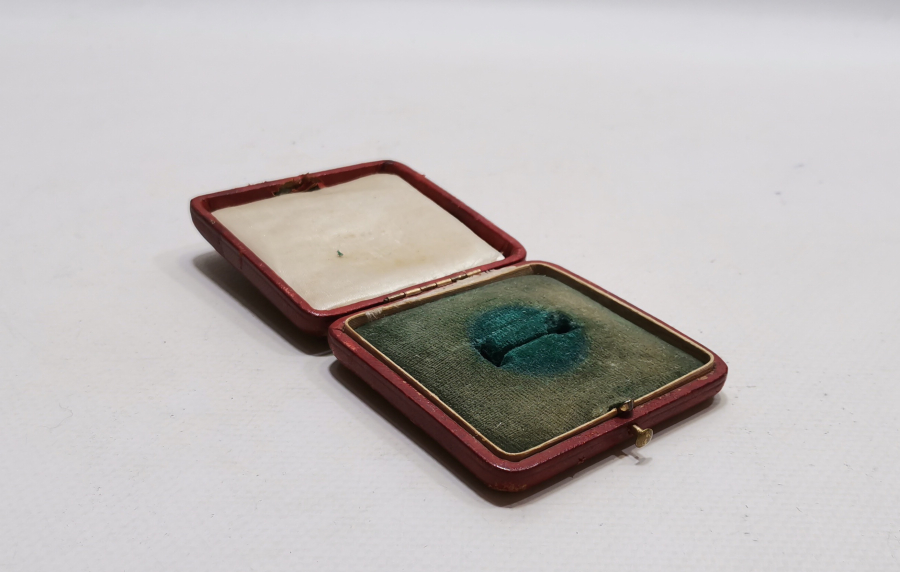 ÜZERİ OSMANLICA YAZILI İLK DÖNEM MİLLET VEKİLLERİNE VERİLEN ÖZEL ALTIN MADALYA KUTUSU