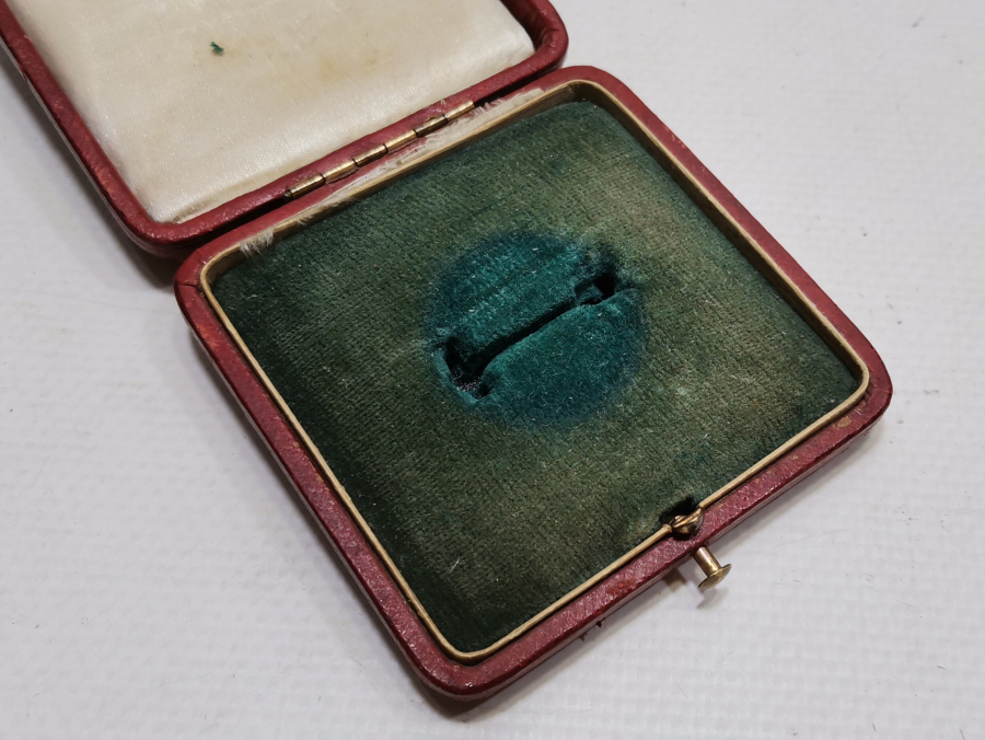 ÜZERİ OSMANLICA YAZILI İLK DÖNEM MİLLET VEKİLLERİNE VERİLEN ÖZEL ALTIN MADALYA KUTUSU