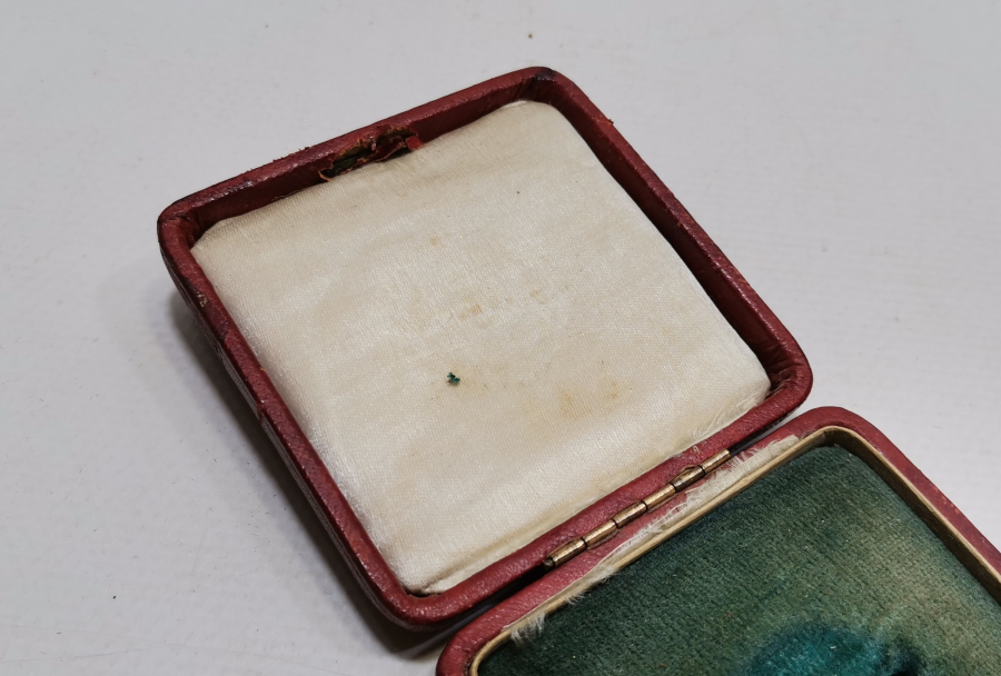 ÜZERİ OSMANLICA YAZILI İLK DÖNEM MİLLET VEKİLLERİNE VERİLEN ÖZEL ALTIN MADALYA KUTUSU