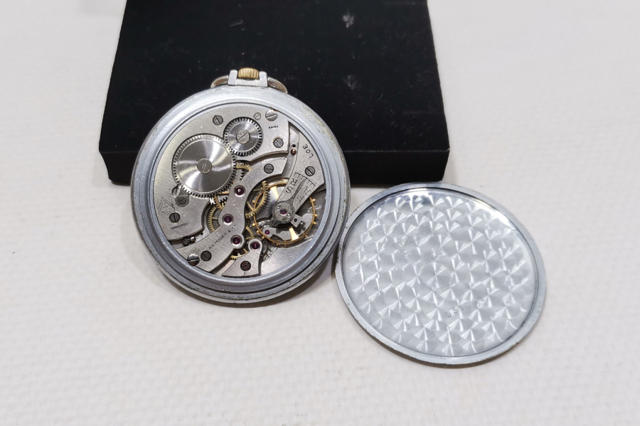 İSVİÇRE YAPIMI ANTİKA KURMALI CEP SAATİ