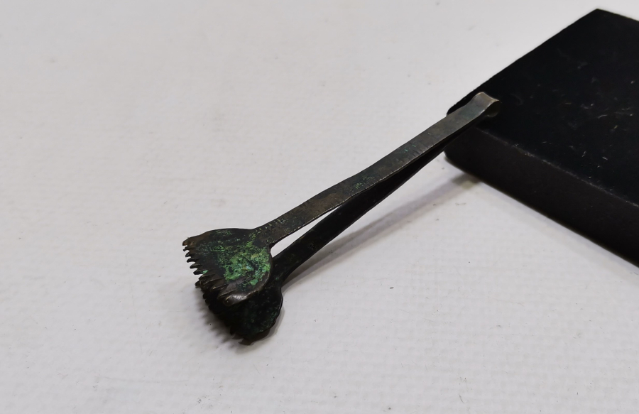 OSMANLI DÖNEMİ EL DÖVME DEMİRDEN MAMUL ASLAN AYAĞI FORMUNDA NARGİLE MAŞASI