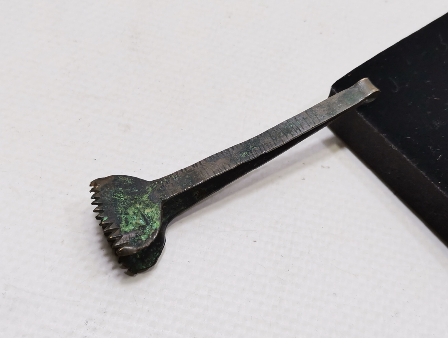 OSMANLI DÖNEMİ EL DÖVME DEMİRDEN MAMUL ASLAN AYAĞI FORMUNDA NARGİLE MAŞASI