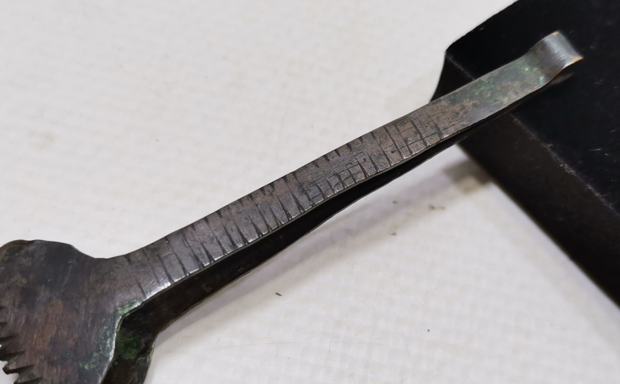 OSMANLI DÖNEMİ EL DÖVME DEMİRDEN MAMUL ASLAN AYAĞI FORMUNDA NARGİLE MAŞASI