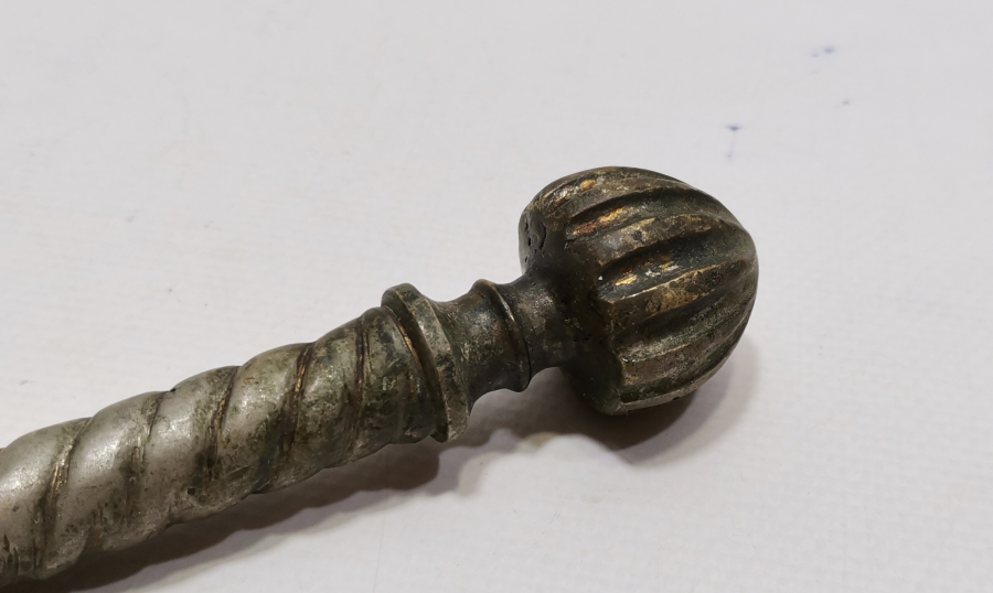 OSMANLI DÖNEMİ MEVLEVİ DERVİŞ SİKKESİ FORMUNDA YAPILMIŞ PAZARCI SARIK MAŞASI PARÇASI