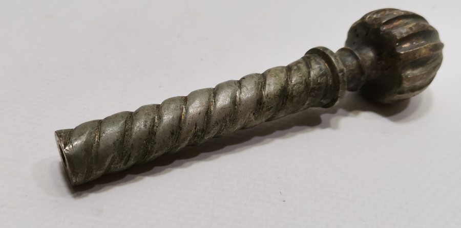 OSMANLI DÖNEMİ MEVLEVİ DERVİŞ SİKKESİ FORMUNDA YAPILMIŞ PAZARCI SARIK MAŞASI PARÇASI