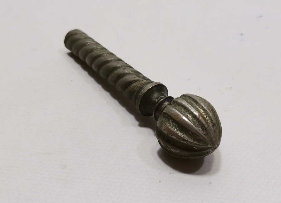 OSMANLI DÖNEMİ MEVLEVİ DERVİŞ SİKKESİ FORMUNDA YAPILMIŞ PAZARCI SARIK MAŞASI PARÇASI