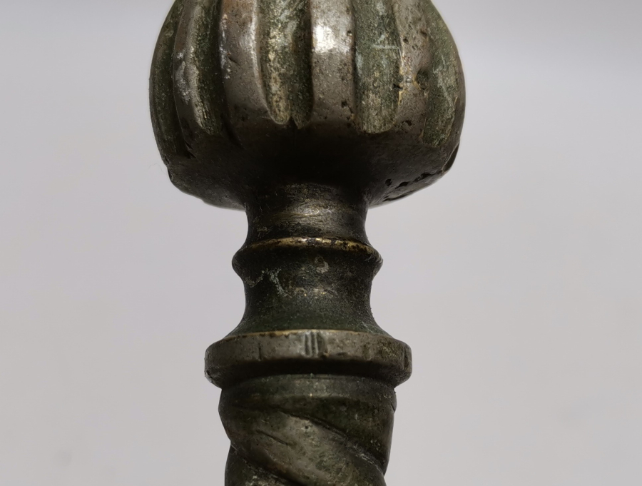 OSMANLI DÖNEMİ MEVLEVİ DERVİŞ SİKKESİ FORMUNDA YAPILMIŞ PAZARCI SARIK MAŞASI PARÇASI