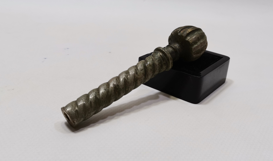 OSMANLI DÖNEMİ MEVLEVİ DERVİŞ SİKKESİ FORMUNDA YAPILMIŞ PAZARCI SARIK MAŞASI PARÇASI