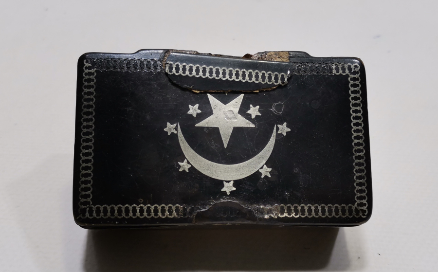 ÜZERİ AY YILDIZLI OSMANLI DÖNEMİ PAPİER MACHE TÜTÜN TABAKASI