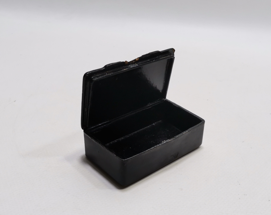 ÜZERİ AY YILDIZLI OSMANLI DÖNEMİ PAPİER MACHE TÜTÜN TABAKASI