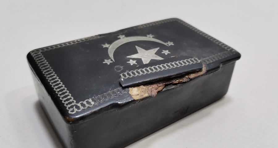 ÜZERİ AY YILDIZLI OSMANLI DÖNEMİ PAPİER MACHE TÜTÜN TABAKASI