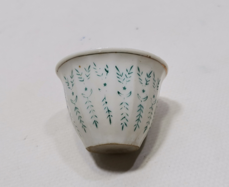 ÜZERİ AY YILDIZLI VE HAYAT AĞAÇLI OSMANLI DÖNEMİ PORSELEN ZARF FİNCANI