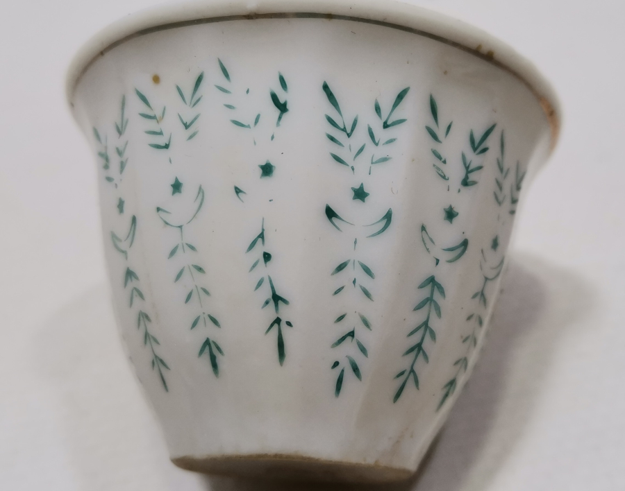 ÜZERİ AY YILDIZLI VE HAYAT AĞAÇLI OSMANLI DÖNEMİ PORSELEN ZARF FİNCANI