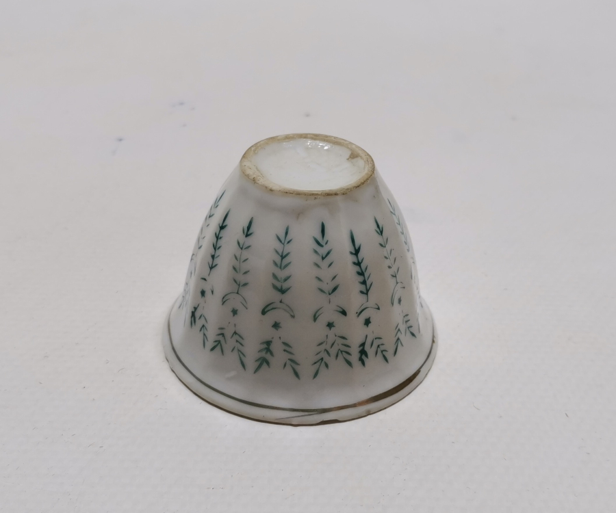 ÜZERİ AY YILDIZLI VE HAYAT AĞAÇLI OSMANLI DÖNEMİ PORSELEN ZARF FİNCANI