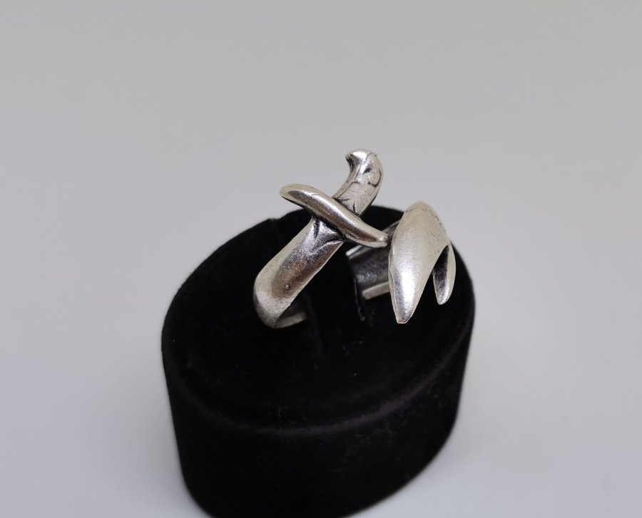 ÜZERİ AYETLERLE DEKORLU ZÜLFİKAR KILICI FORMUNDA YAPILMIŞ GÜMÜŞ TILSIM YÜZÜK