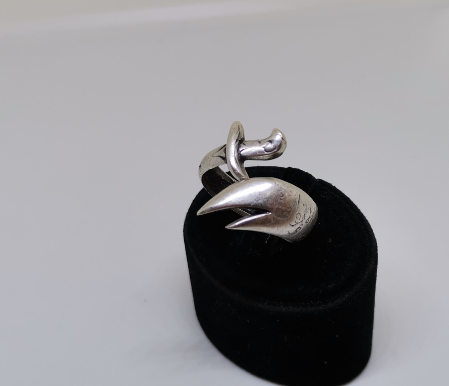 ÜZERİ AYETLERLE DEKORLU ZÜLFİKAR KILICI FORMUNDA YAPILMIŞ GÜMÜŞ TILSIM YÜZÜK