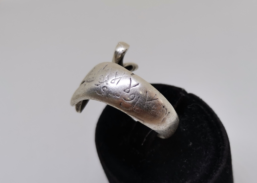 ÜZERİ AYETLERLE DEKORLU ZÜLFİKAR KILICI FORMUNDA YAPILMIŞ GÜMÜŞ TILSIM YÜZÜK