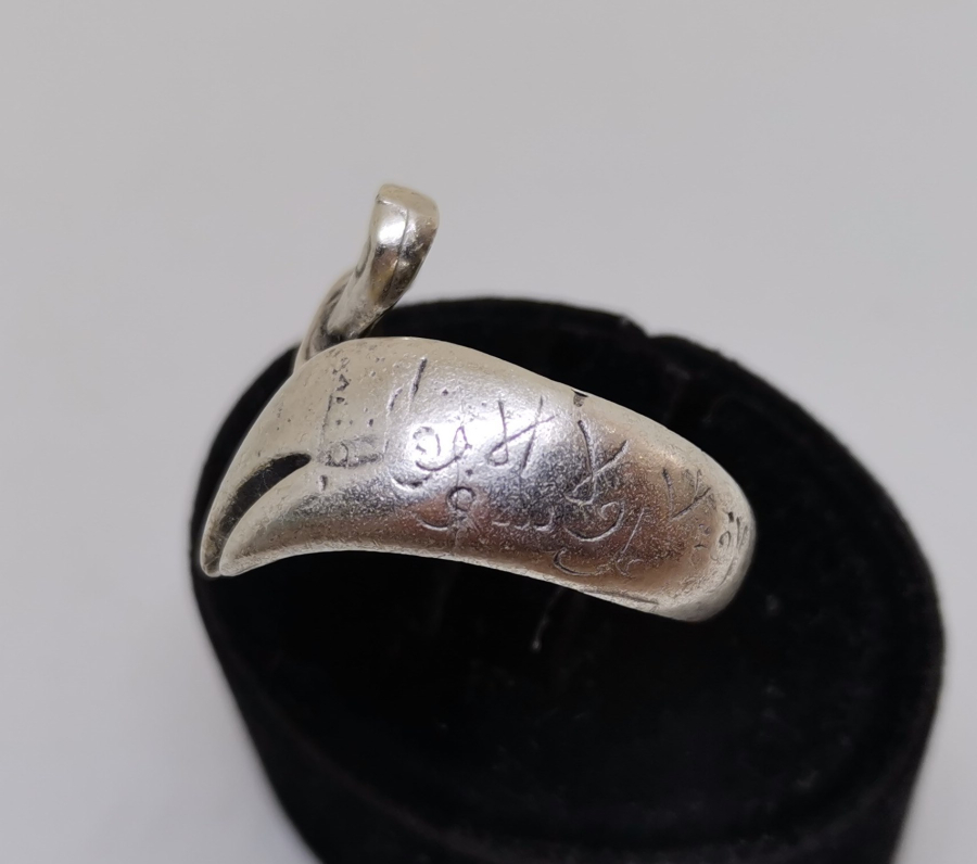 ÜZERİ AYETLERLE DEKORLU ZÜLFİKAR KILICI FORMUNDA YAPILMIŞ GÜMÜŞ TILSIM YÜZÜK