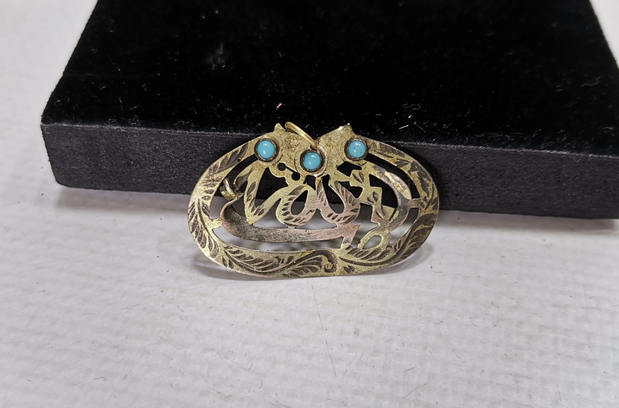 ÜZERİ KALEM İŞÇİLİKLİ VE TURKUAZ TAŞLI ALTIN BEBEK NAZARLIĞI