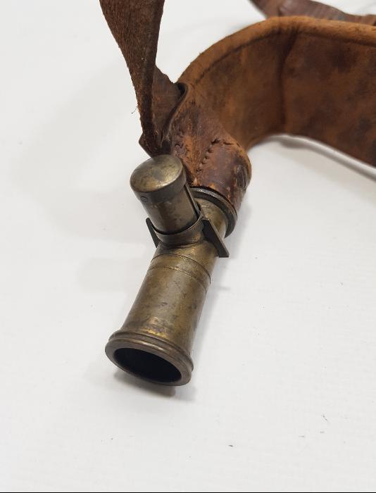 1. DÜNYA SAVAŞI DÖNEMİ NADİR FORMDA DERİ KEMERLİ BARUTLUK