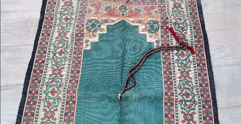 ANTİKA DOKUMA SECCADE VE TESPİHİ