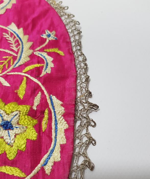 OSMANLI DÖNEMİ ÇİÇEK İŞLEMELİ MAŞALLAH YAZILI İPEK ÖRTÜ