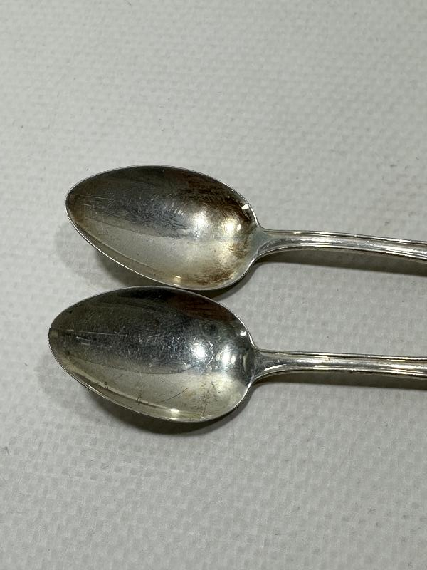 1892 TARİHLİ VE İNİSİYALLİ BİR ÇİFT GÜMÜŞ ÇAY KAŞIĞI