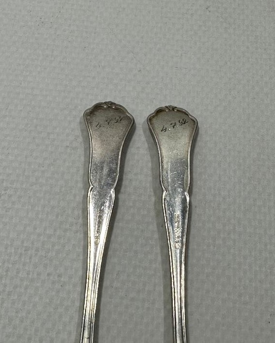 1892 TARİHLİ VE İNİSİYALLİ BİR ÇİFT GÜMÜŞ ÇAY KAŞIĞI