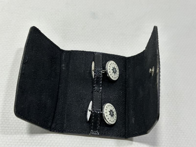 ORJİNAL DERİ KABINDA SARAR MARKA CUMHURBAŞKANLIĞI MİNELİ KOL DÜĞMELERİ