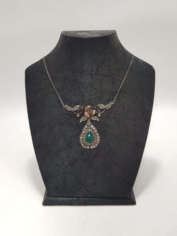 ORTASI ZÜMRÜT TAŞLI ELMAS GERDANLIK