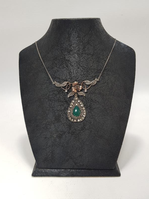 ORTASI ZÜMRÜT TAŞLI ELMAS GERDANLIK