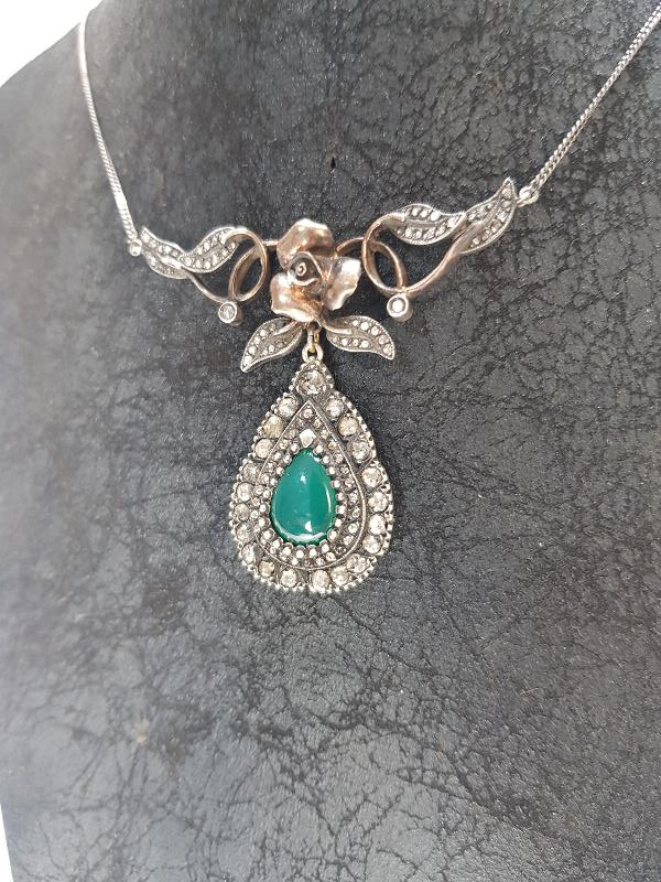 ORTASI ZÜMRÜT TAŞLI ELMAS GERDANLIK