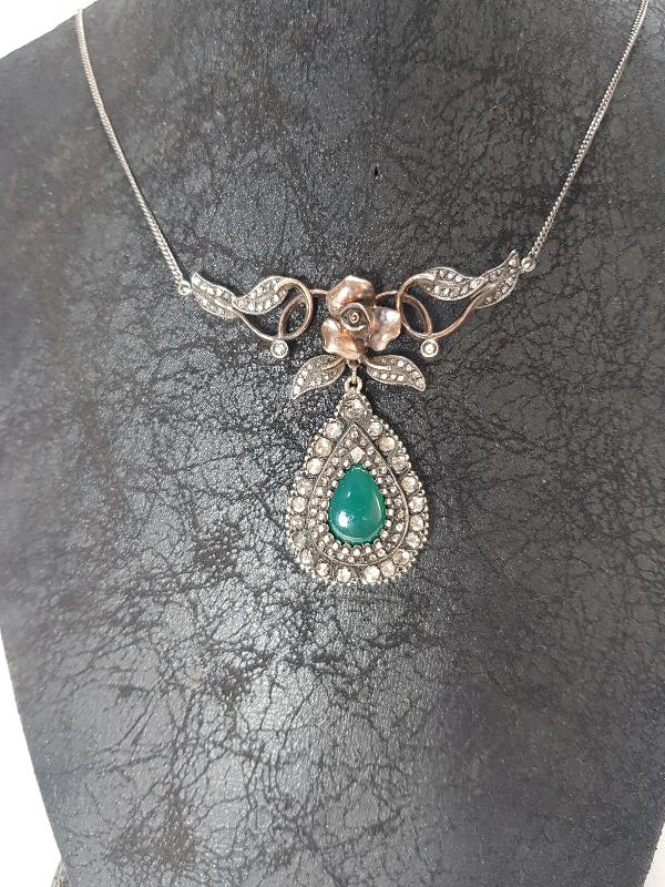 ORTASI ZÜMRÜT TAŞLI ELMAS GERDANLIK