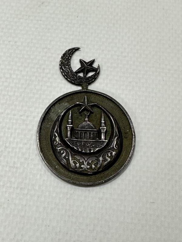 OSMANLI DÖNEMİ ÇOK NADİR CAMİ RESİMLİ VE AY YILDIZLI GÜMÜŞ NİŞANE